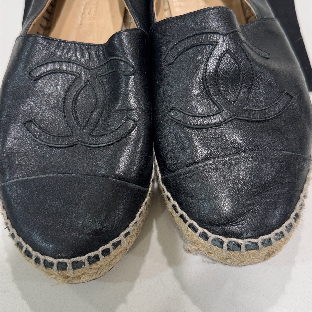 Chanel black lambskin leather espadrilles featuring the iconic CC logo - Picture 2 of 5